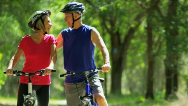 Пара наслаждается велосипедной поездкой — стоковое видео