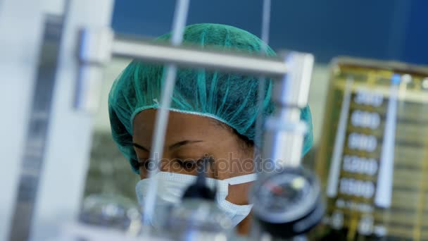 Anestesiólogo monitoreando equipo anestésico — Vídeos de Stock