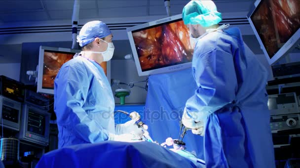 Operationsteam führt laparoskopische Chirurgie durch — Stockvideo