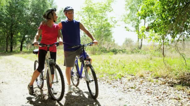 Casal tendo viagem de bicicleta — Vídeo de Stock