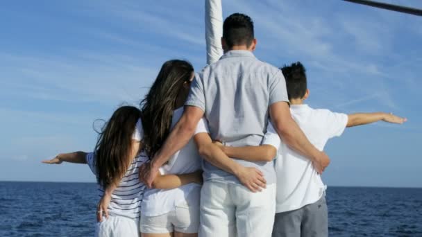 Familia en yate de vela — Vídeo de stock