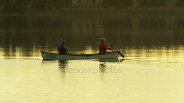Par med kanotpaddling resa — Stockvideo