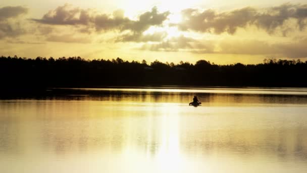 老人骑坐一条船在湖上 — 图库视频影像