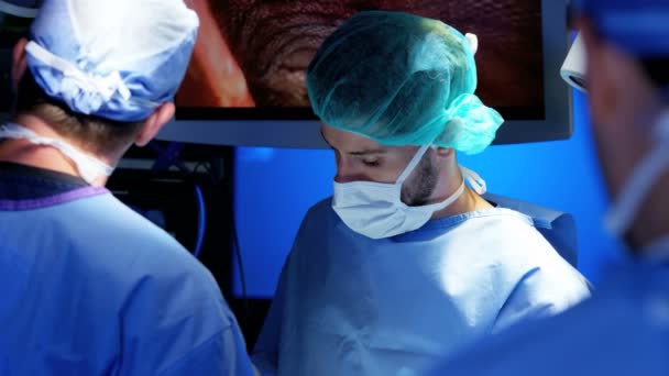 Surgical operation performed by surgeons — Stock Video