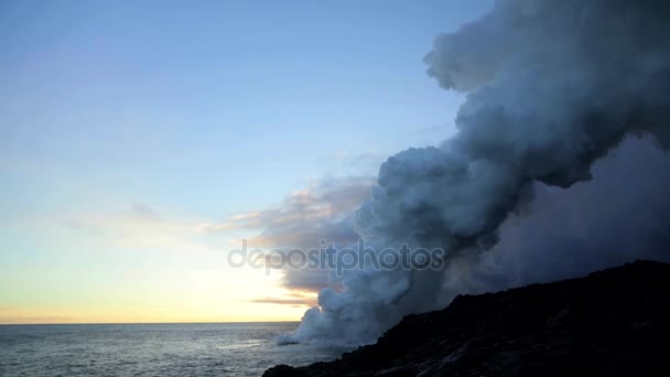 Coucher de soleil sur le volcan en éruption Kilauea — Video