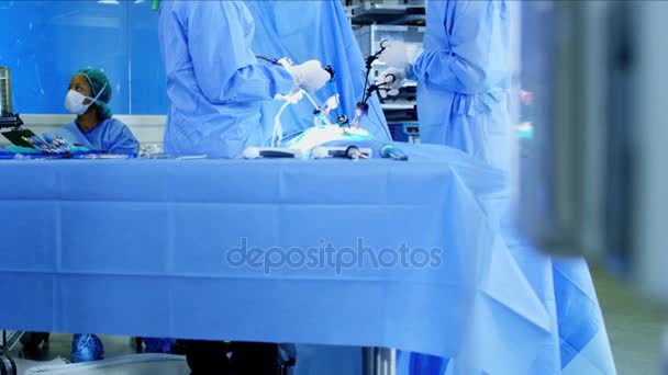 Мужчины и подготовка в хирургии лапароскопии — стоковое видео
