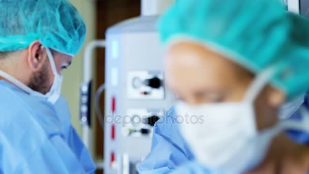 Chirurgiczne zespołu wykonywanie operacji ortopedycznej — Wideo stockowe