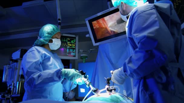 Chirurgický tým provádějící laparoskopické chirurgii — Stock video