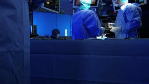Chirurgisch team uitvoeren van laparoscopische chirurgie — Stockvideo
