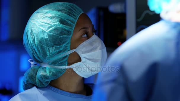 Equipe cirúrgica que realiza cirurgia laparoscópica — Vídeo de Stock