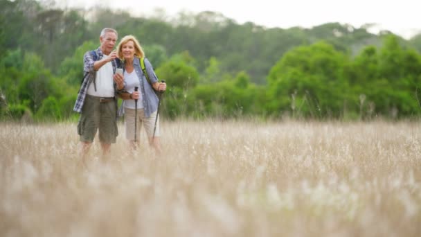 Pareja de senderismo en el campo — Vídeos de Stock