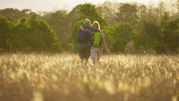 Seniors caminar en el campo — Vídeo de stock