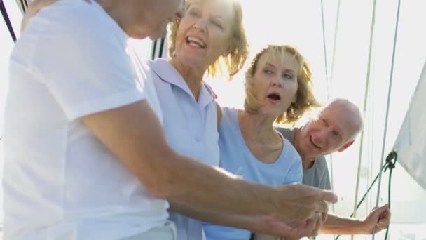 Paren aan de zee in jacht — Stockvideo