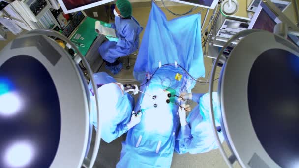 Хирургическая операция, выполненная хирургами — стоковое видео