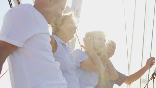 Parejas navegando en el yate — Vídeo de stock