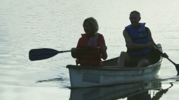 Couple kayaking on the lake — Stock Video