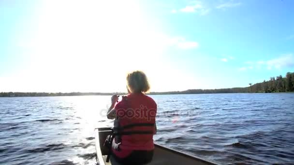 老年人在湖上划艇 — 图库视频影像