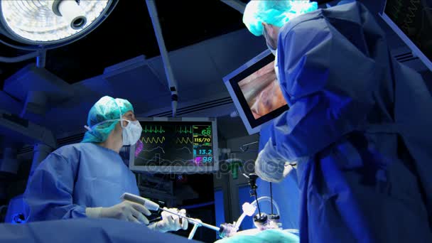 Equipe especializada hospitalar realizando cirurgia de laparoscopia — Vídeo de Stock