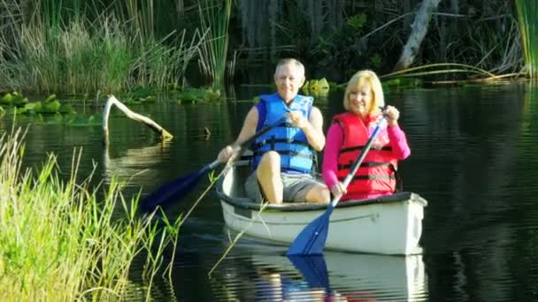 Anziani kayak sul lago — Video Stock