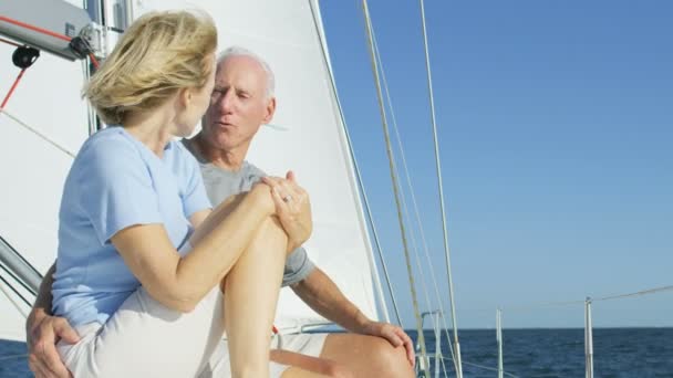 Man en vrouw buiten op hun zeilboot — Stockvideo