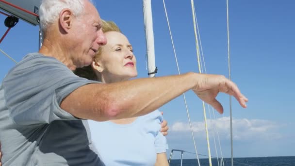 Maschio e femmina sulla loro barca a vela — Video Stock