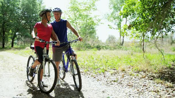 Casal desfrutando de ciclismo — Vídeo de Stock