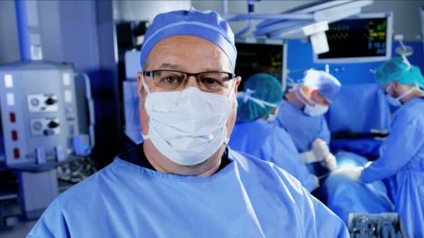 Equipe especializada hospitalar realizando cirurgia de laparoscopia — Vídeo de Stock