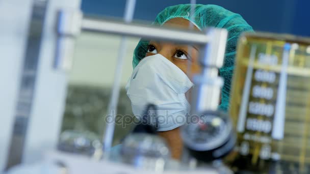 Anestesiologista monitora o equipamento de anestesia — Vídeo de Stock