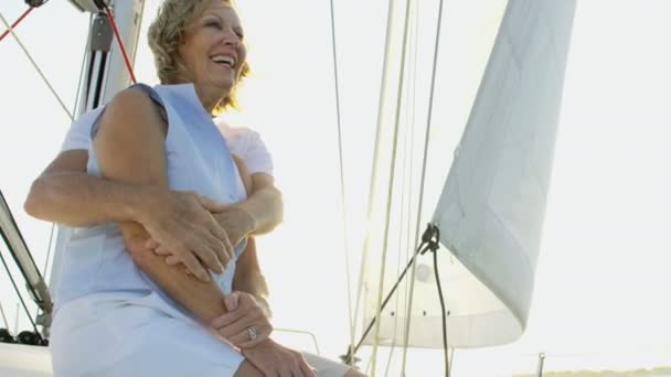 Pareja en su yate de vela — Vídeos de Stock