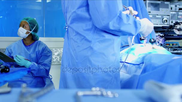 Operação laparoscópica usando tecnologia de monitor de endoscopia — Vídeo de Stock