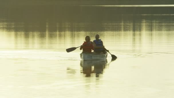 Seniors ride in the kayak — Stock Video