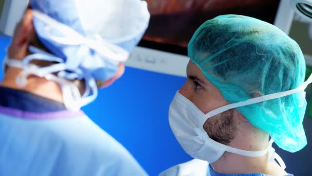 Equipe cirúrgica que realiza cirurgia de laparoscopia — Vídeo de Stock