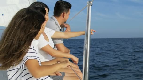 Yelkenli yat üzerinde aile — Stok video
