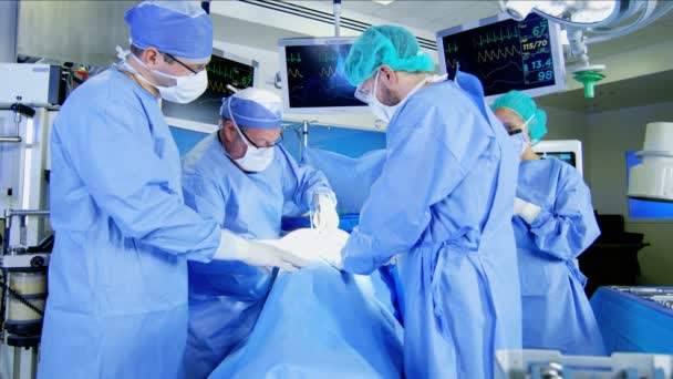 Formazione del team medico in sala operatoria — Video Stock