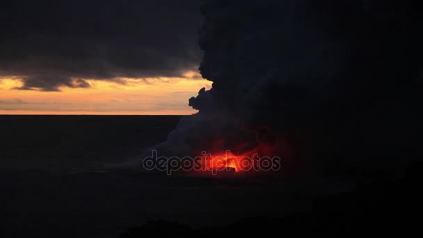 Lava derretida vulcânica que sai de uma fissura — Vídeo de Stock