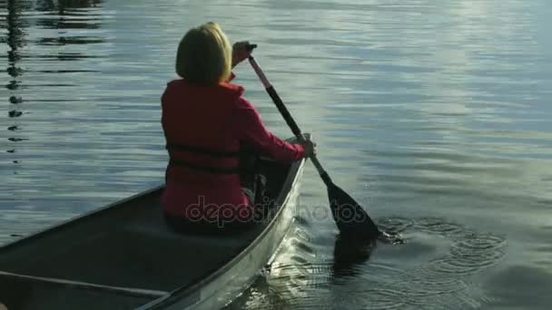 Senioren-Kajak auf dem See — Stockvideo