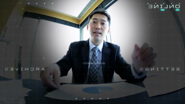 Hombre de negocios utilizando chat de vídeo en línea — Vídeo de stock