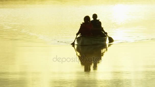 Coppia avendo viaggio in canoa — Video Stock
