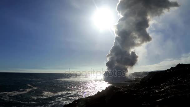 热气腾腾的火山爆炸进太平洋 — 图库视频影像