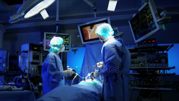 Operação de formação transmitida em monitores hospitalares — Vídeo de Stock