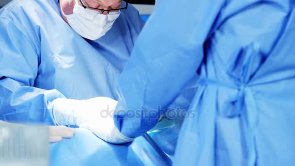 Kirurgiska team utför ortopedisk kirurgi — Stockvideo