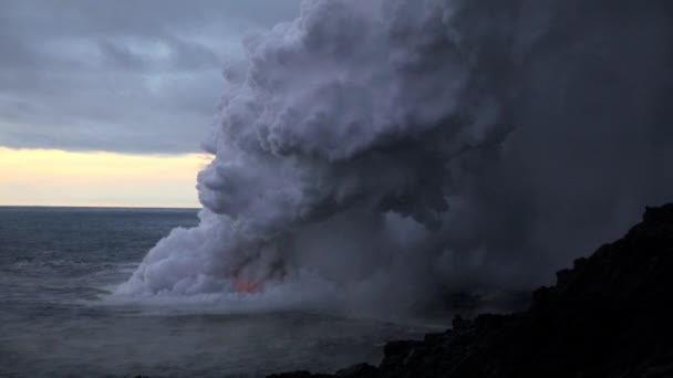 Sunset over Kilauea erupting volcano — Stock Video