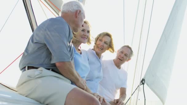 Parejas navegando en el mar — Vídeos de Stock