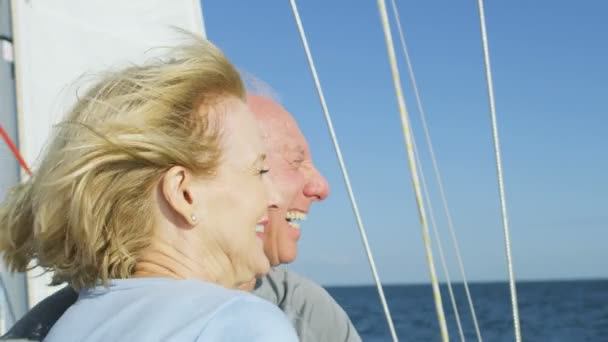 Paar segelt auf der Jacht — Stockvideo