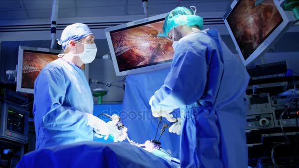 患者に腹腔鏡手術を行う — ストック動画