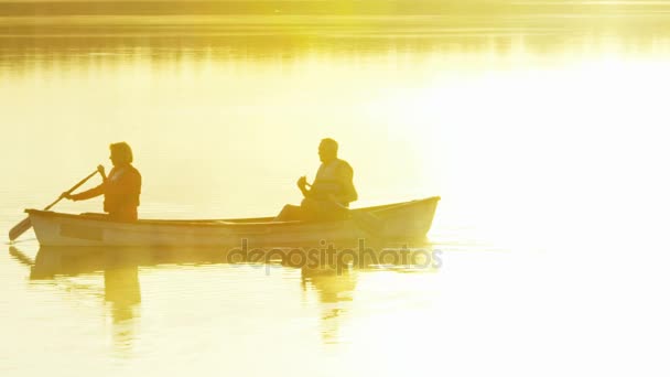 Pareja en el viaje en canoa — Vídeos de Stock