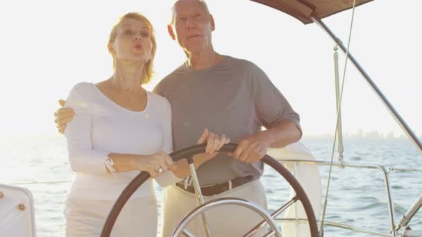 Man en vrouw buiten op hun zeilboot — Stockvideo
