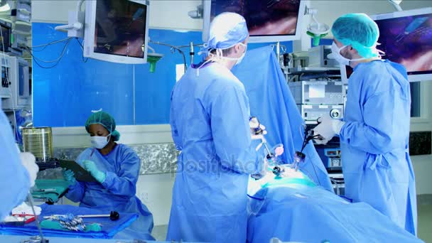 Kirurgiska team utför åtgärden — Stockvideo