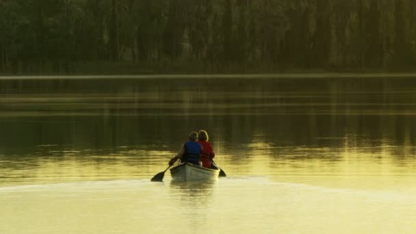 Seniors paseo en el kayak — Vídeos de Stock