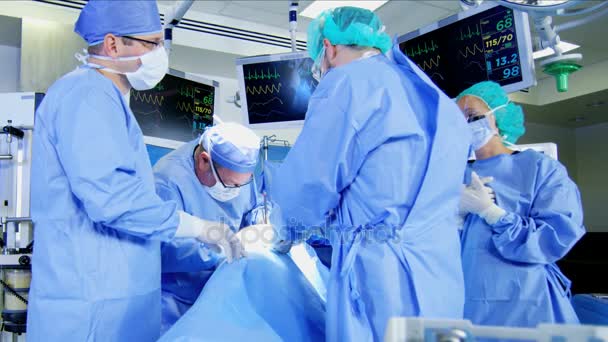 Equipo médico que realiza cirugía ortopédica — Vídeos de Stock